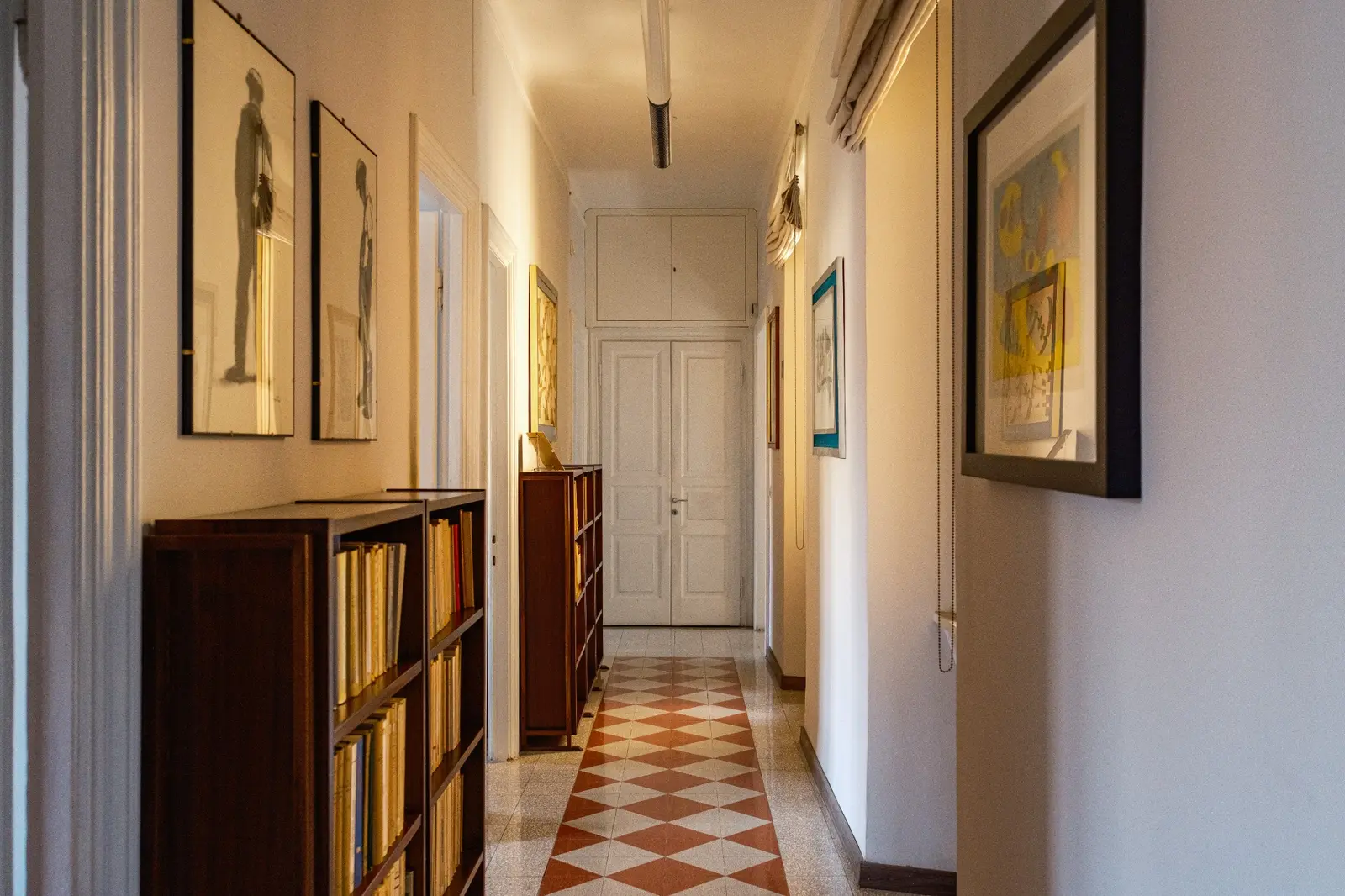 Ingresso e biblioteca dello studio di Roma
