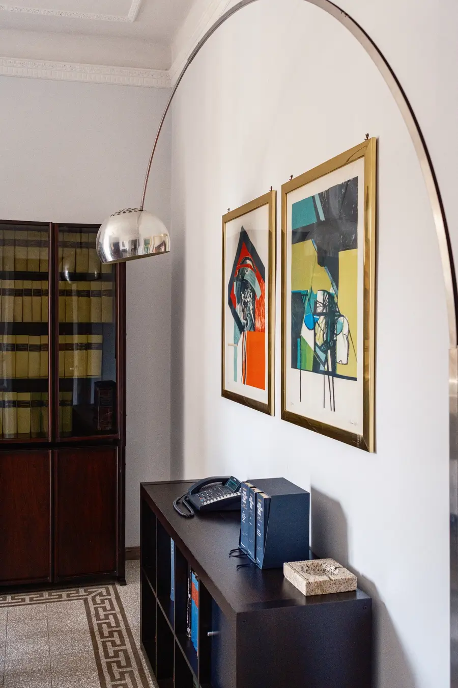 Dettaglio della biblioteca e delle opere nello studio di Roma