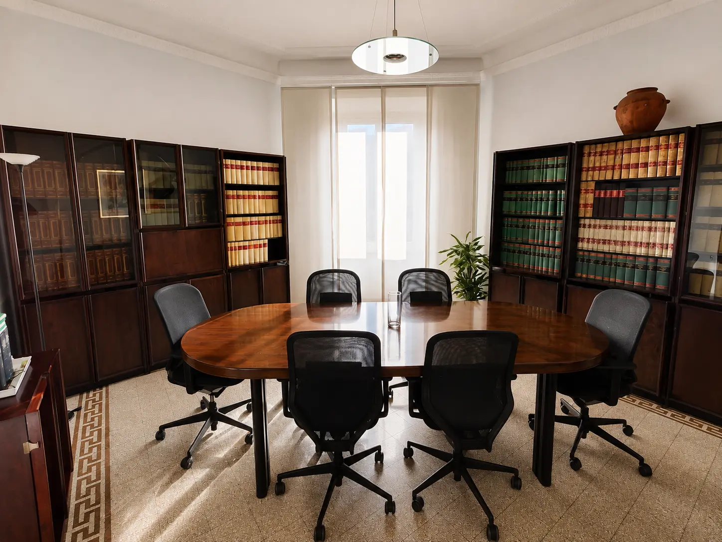 Vista completa della sala riunioni dello Studio Legale Alonzi–Petrelli a Roma